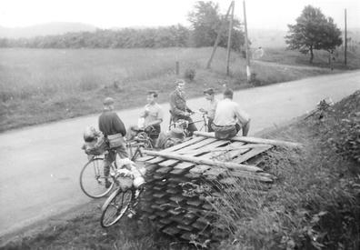 První zastávka, putovní tábor Jižní Čechy (3. 7. 1956); <br>P. Vyleta, J. Krupička, K. Kahoun, V. Eismann, <br>A. Verner | Osobní archiv Petra Vylety